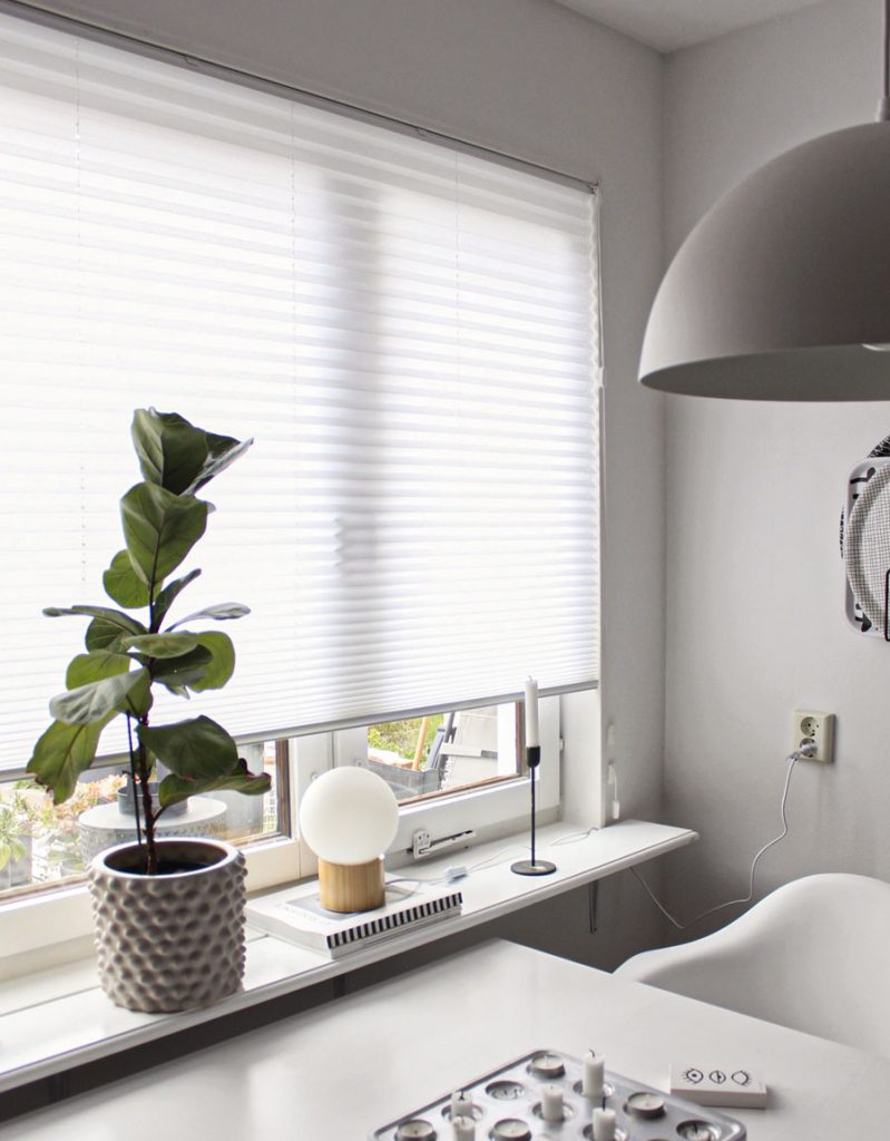 Free-hanging pleated blind F1, made-to-measure, white screening